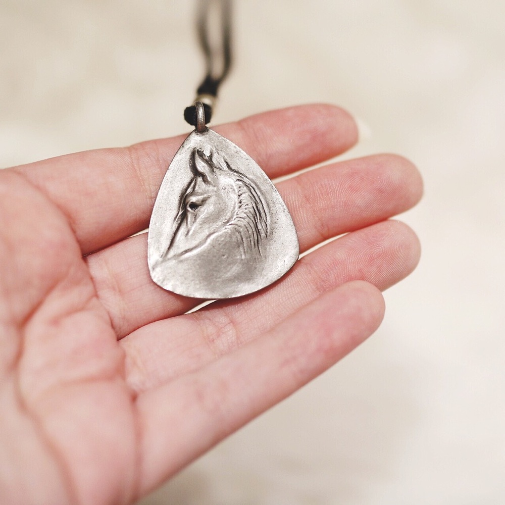 horse pendant necklace 🐴